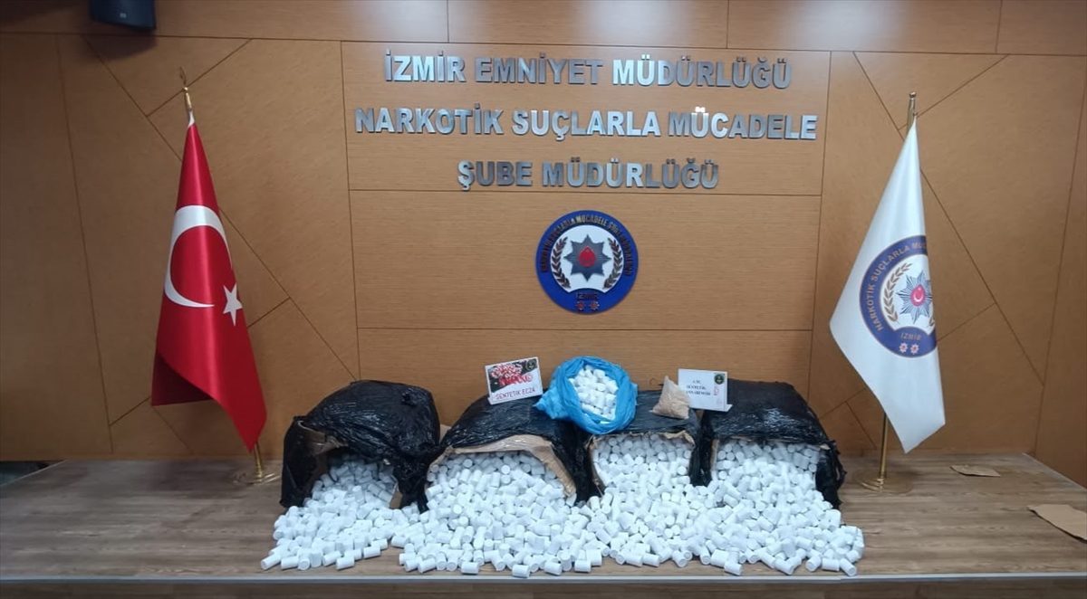 İzmir’de çok miktarda uyuşturucu sokak satıcılarına dağıtılmadan ele geçirildi
