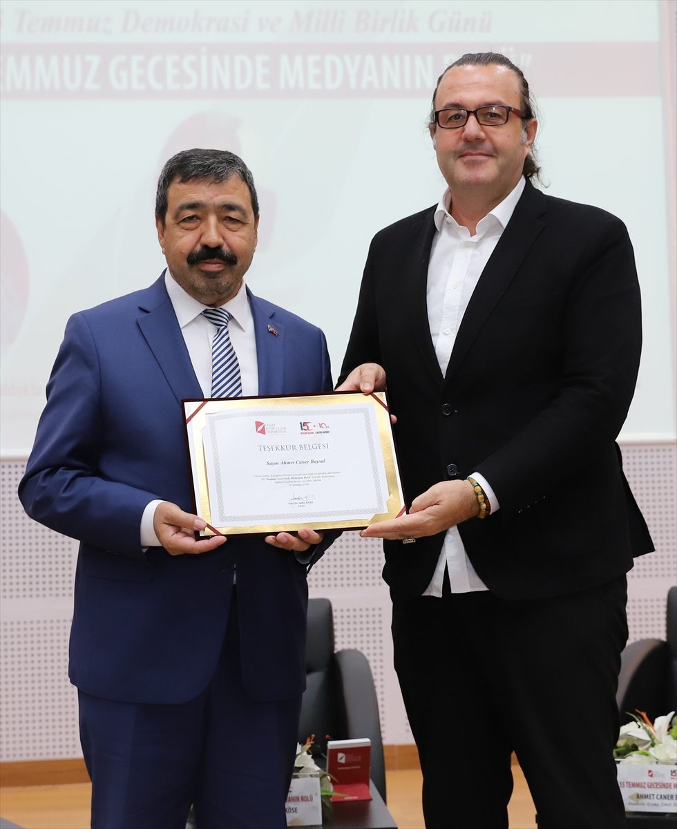 İzmir’de düzenlenen panelde 15 Temmuz’da medyanın rolü ele alındı