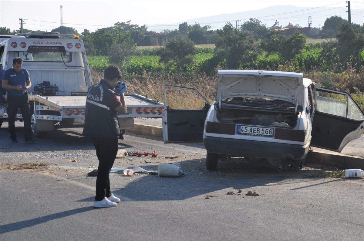 İzmir’de kontrolden çıkarak karşı şeride geçen otomobildeki 5 kişi yaralandı