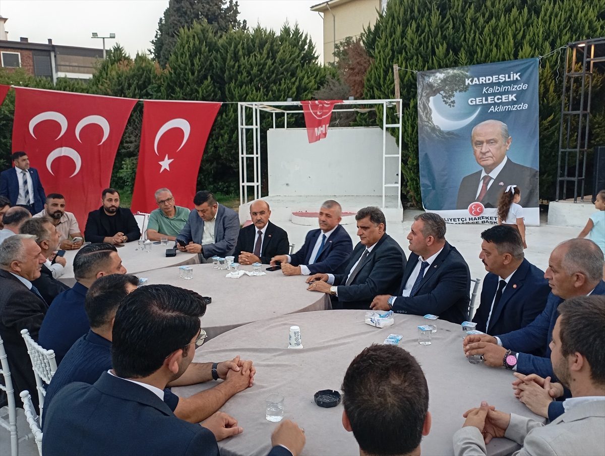 İzmir’de MHP’ye katılan 350 kişiye rozet takıldı