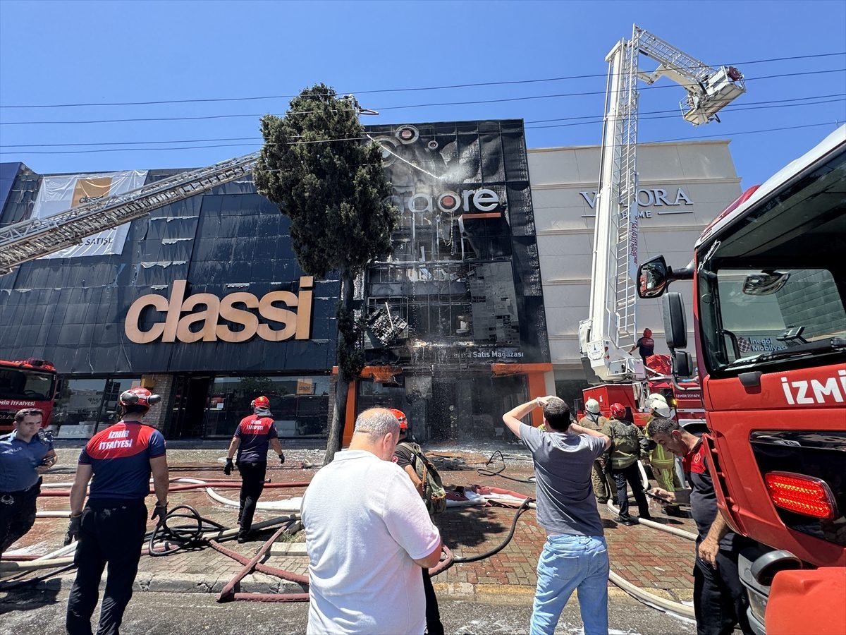 İzmir’de mobilya mağazasında çıkan yangın kontrol altına alındı