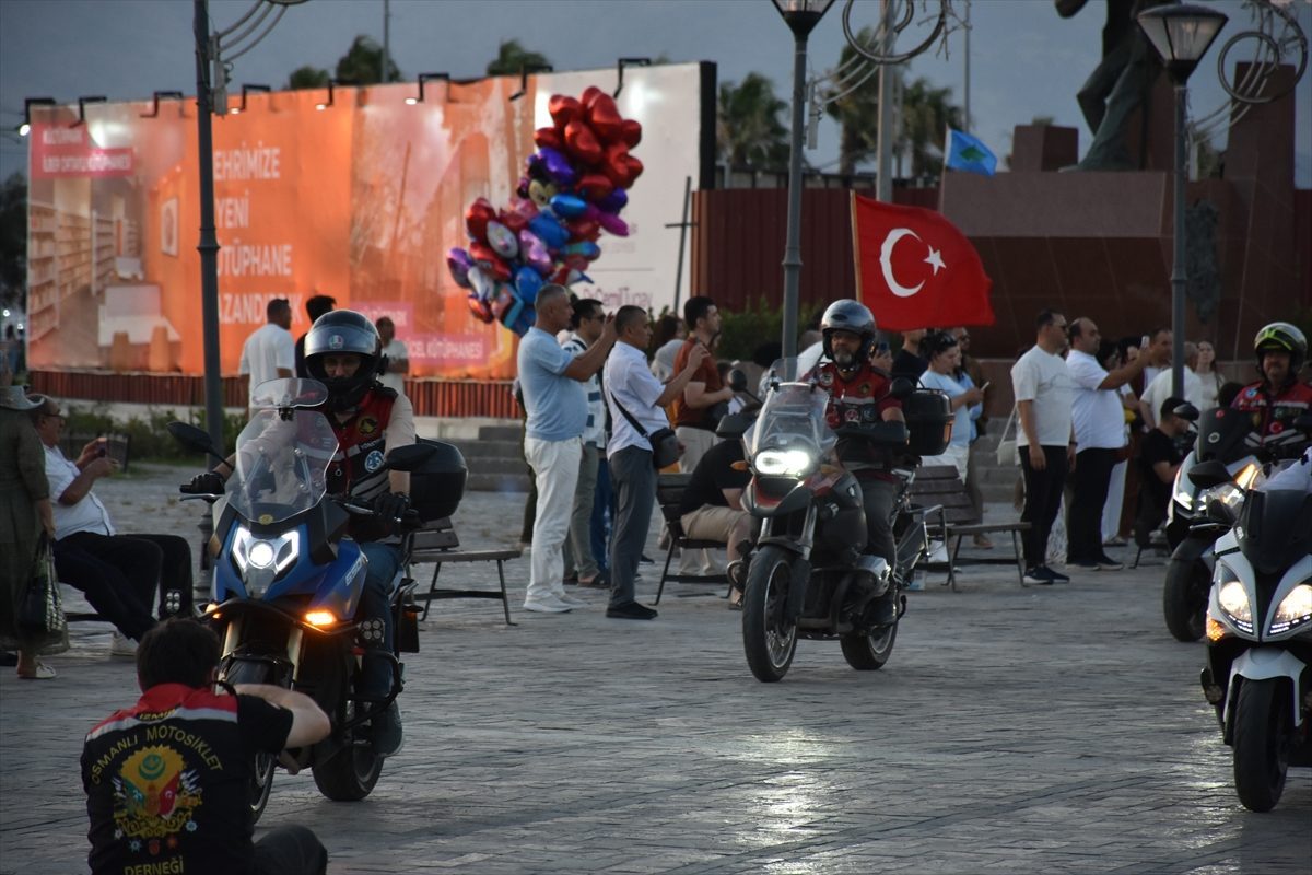 İzmir’de motosiklet ve bisikletliler 15 Temmuz için etkinlik gerçekleştirdi