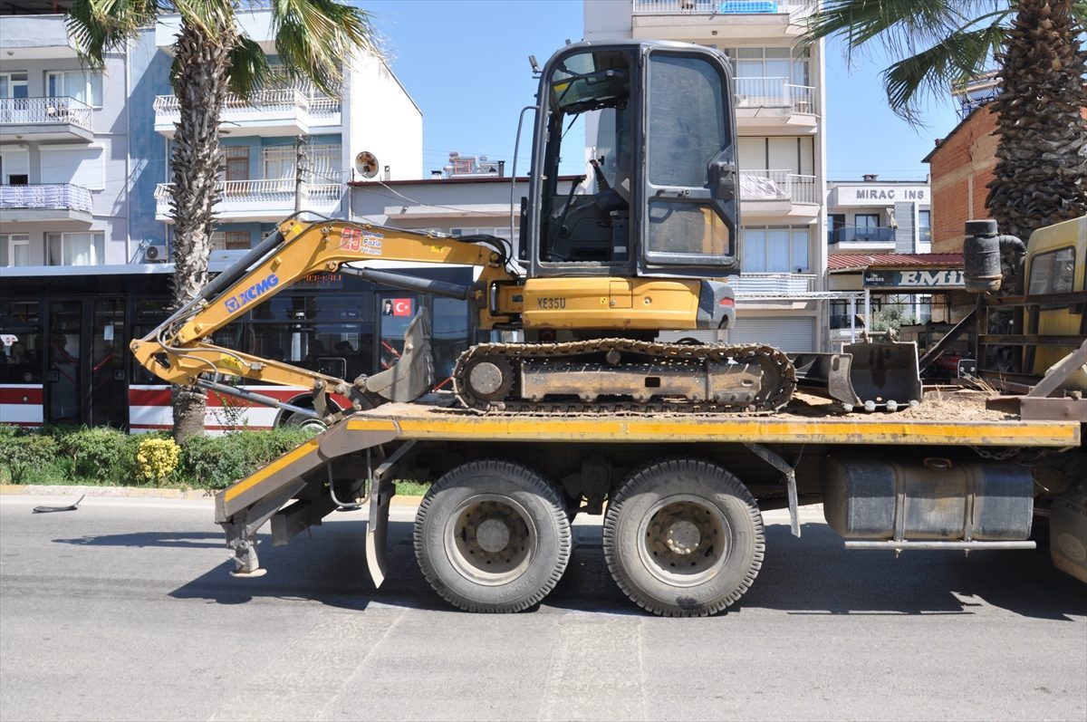 İzmir’de motosikletin iş makinesi yüklü kamyonla çarpışması kamerada