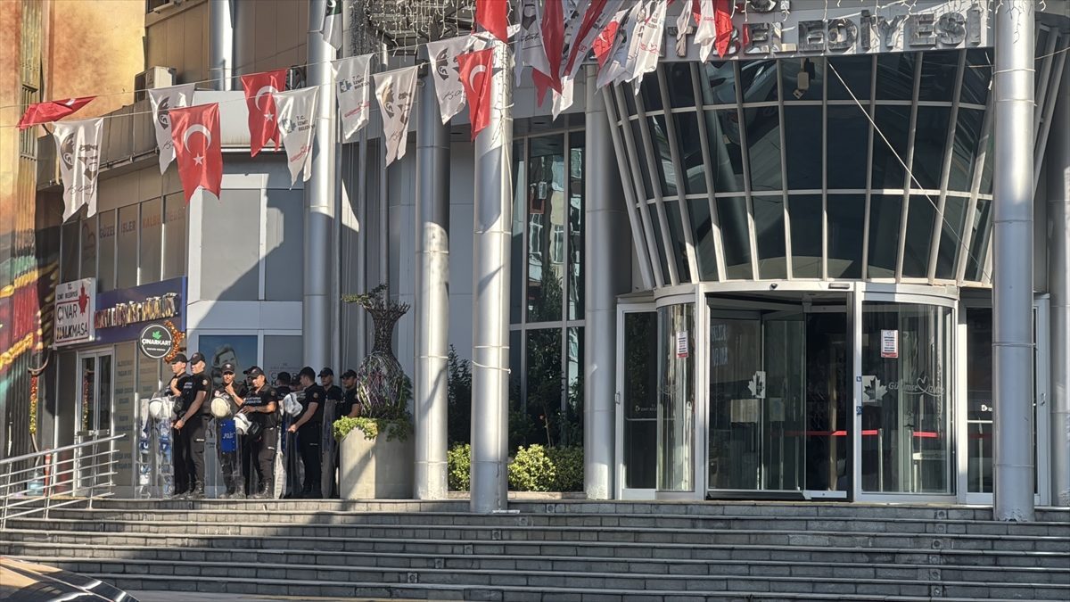 İzmit Belediyesine yönelik yolsuzluk soruşturmasında 28 şüpheli gözaltına alındı