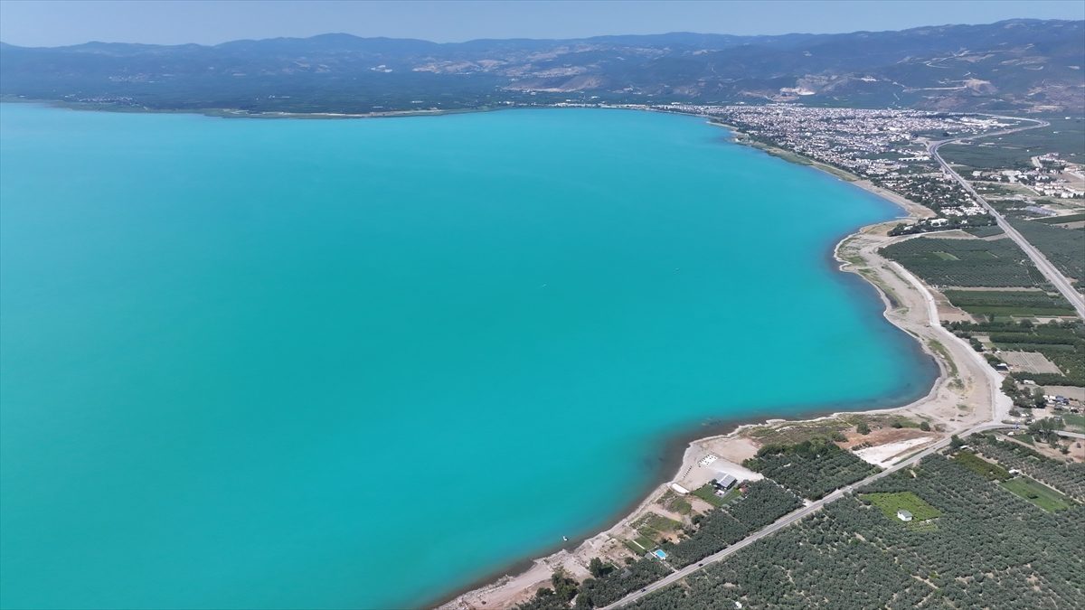 İznik Gölü turkuaz renge büründü