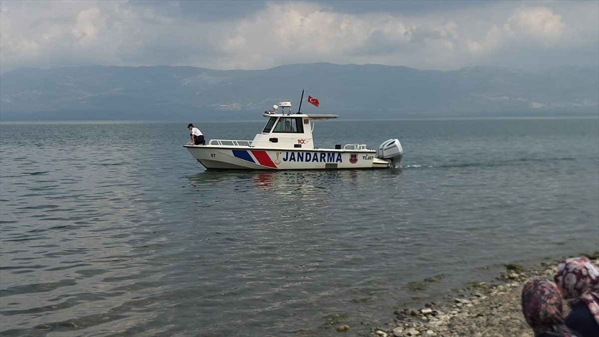 İznik Gölü’ne girdikten sonra kaybolan 2 kişi için arama çalışması başlatıldı