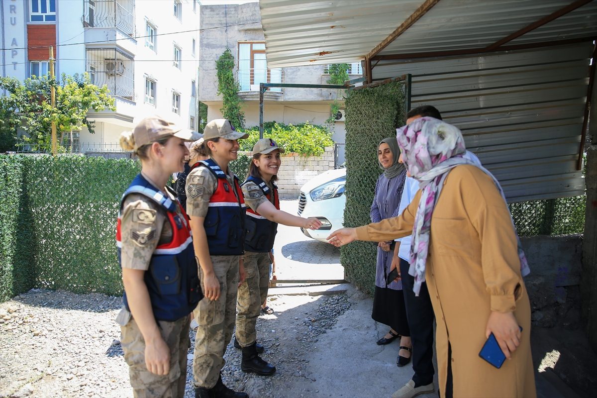 Jandarma astsubaylar aile içi şiddete karşı kırsalda kadın ve erkekleri bilinçlendiriyor