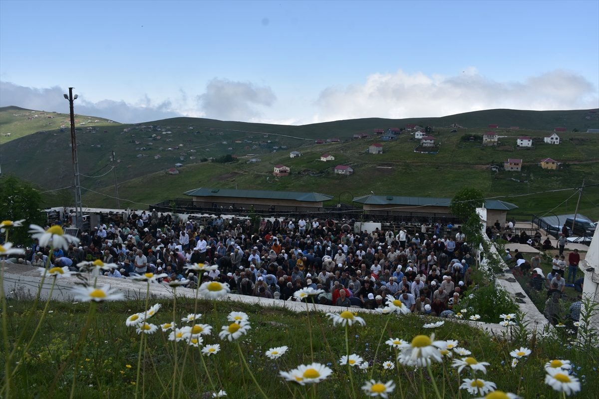 Kadırga Yaylası’ndaki üstü açık tarihi camide cuma namazı kılındı