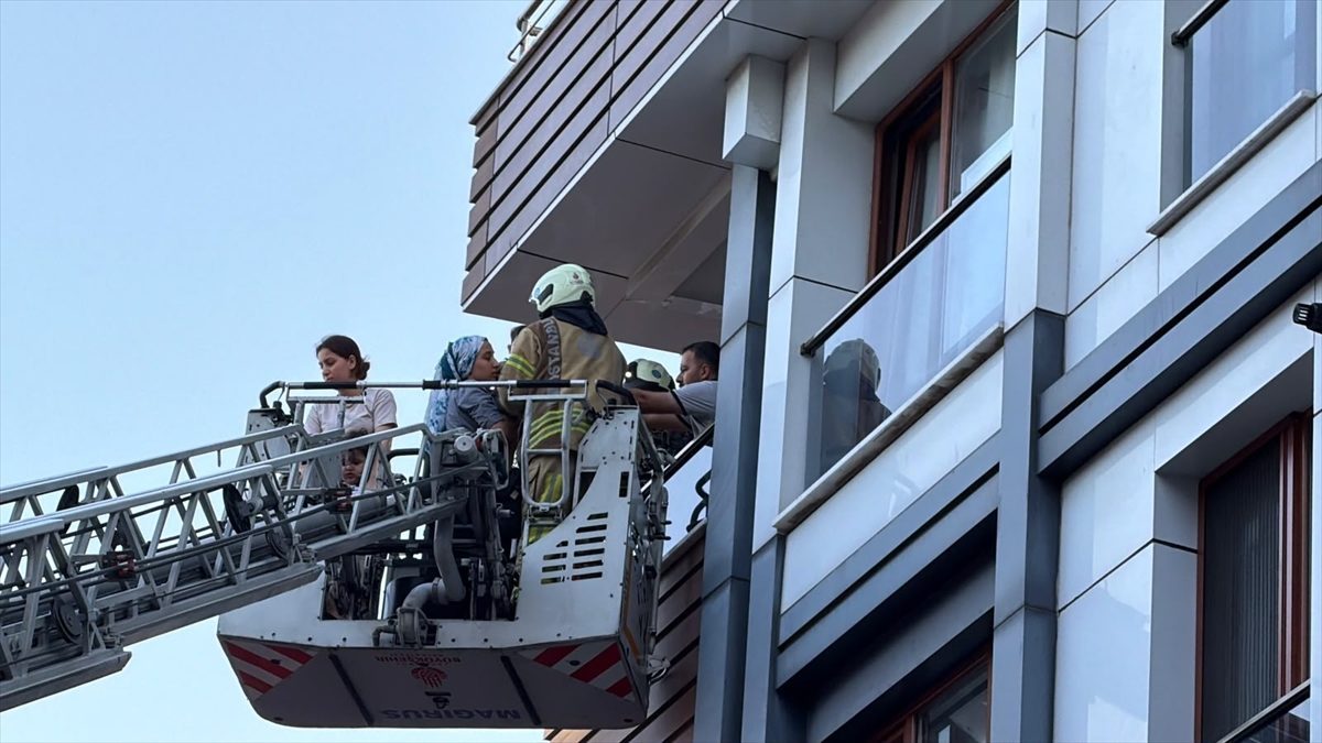 Kağıthane’de bir apartmanda çıkan yangında 4 kişi dumandan etkilendi