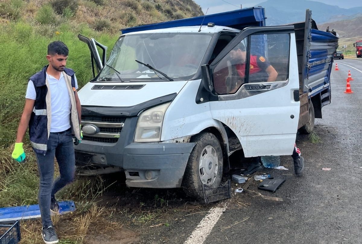 Kağızman-Tuzluca kara yolunda kamyonet devrildi, 10 kişi yaralandı