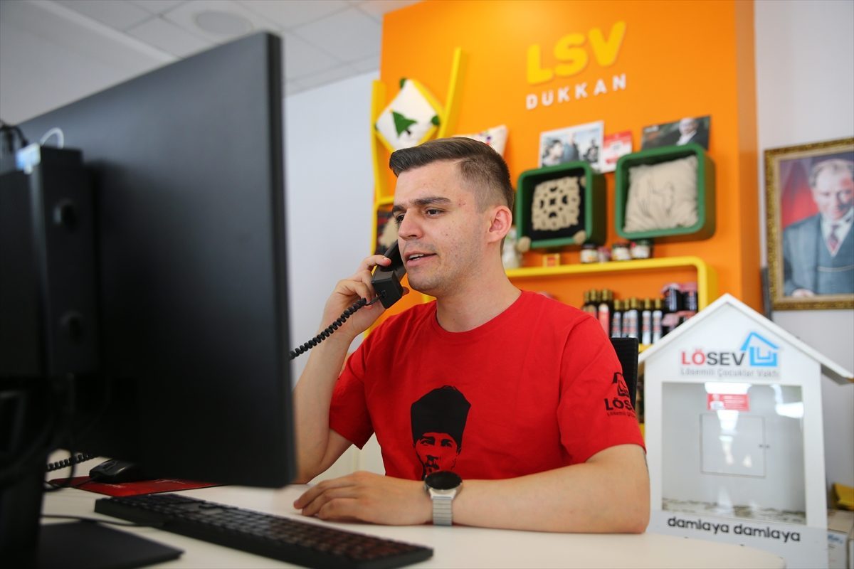 Kanseri 3 kez yendi, şimdi hastalara umut olmak için mücadele ediyor