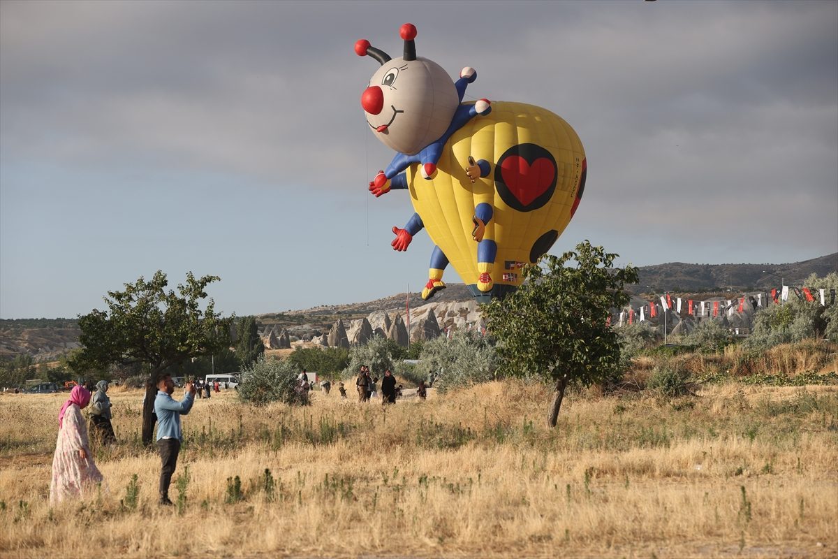 Kapadokya Balon Festivali, 30 figürlü balonun gösteri uçuşuyla başladı