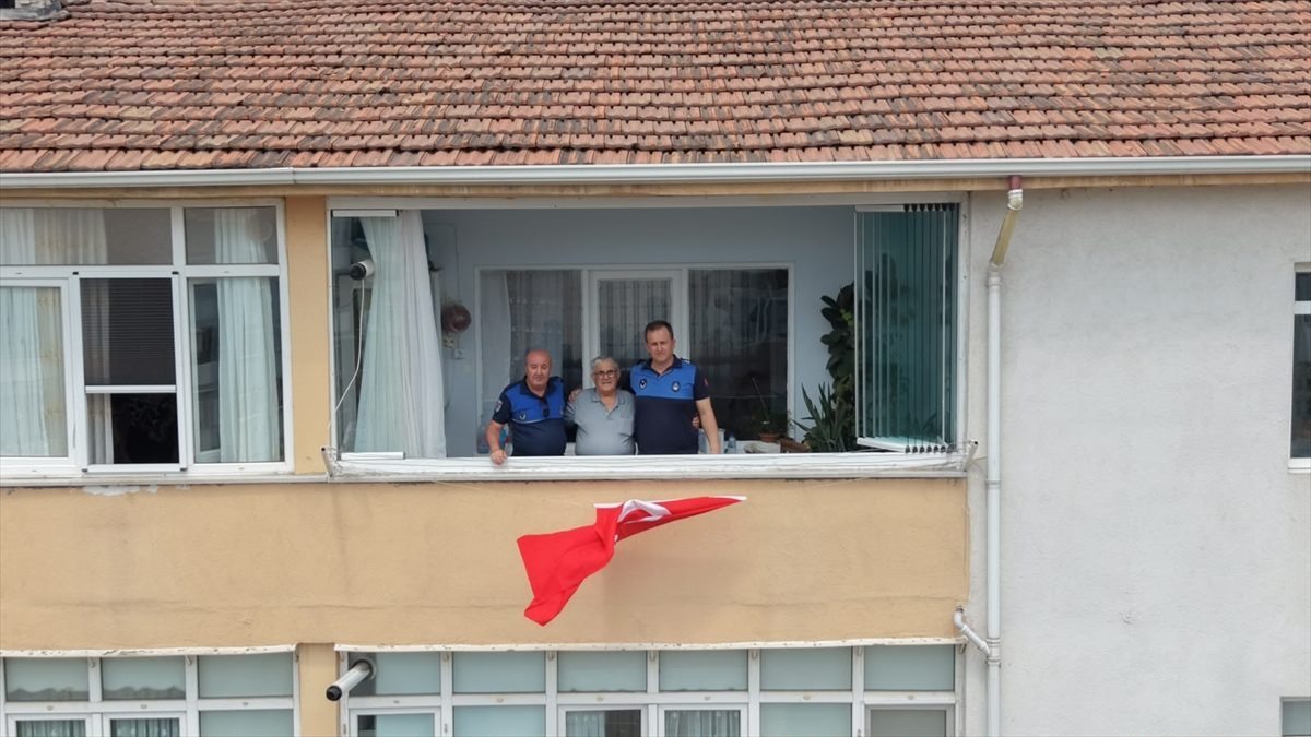 Karabük’te evine Türk bayrağı asılmasını isteyen yaşlı adamın talebi yerine getirildi