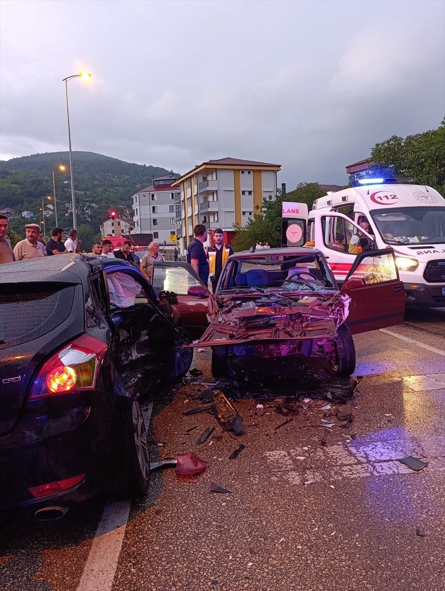 Karabük’te iki otomobilin çarpıştığı kazada 4 kişi yaralandı