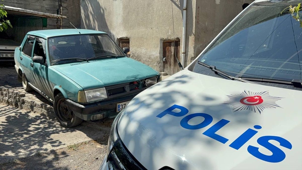 Karabük’te polisin “dur” ihtarına uymayan sürücü aracını bırakıp kaçtı