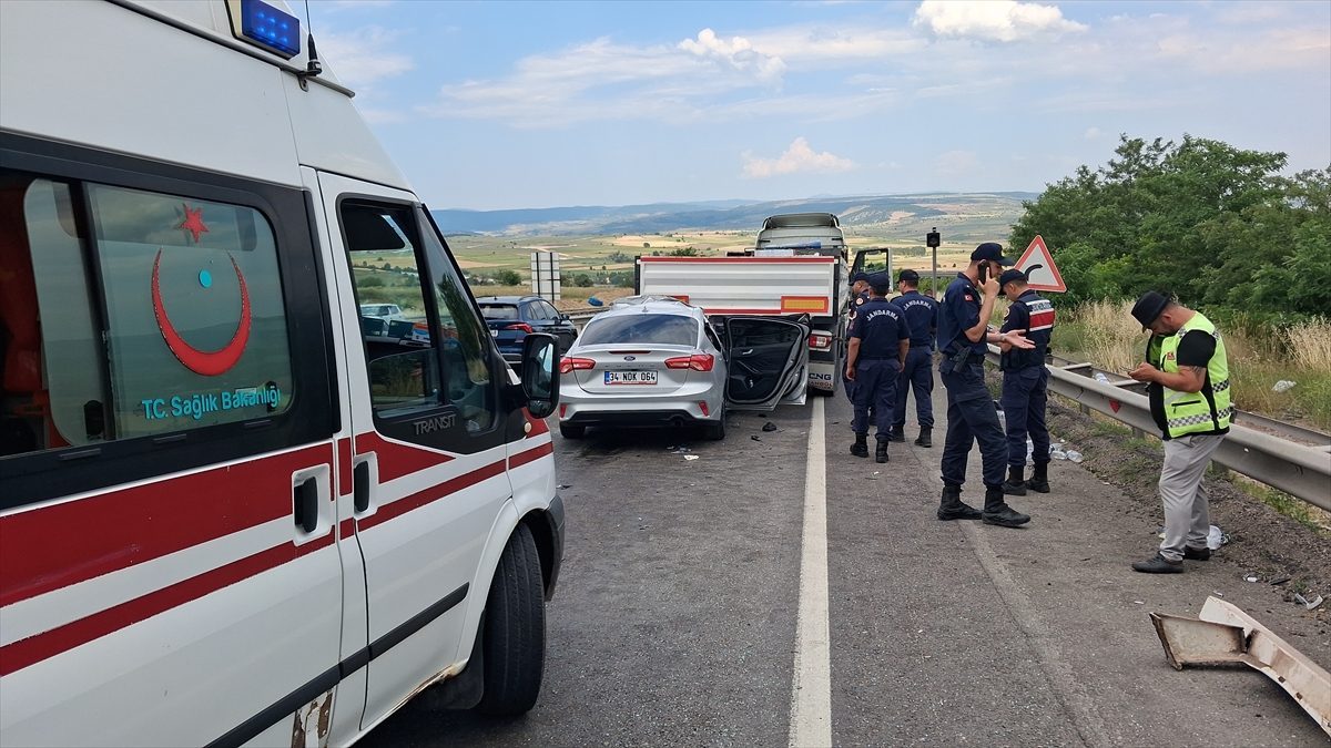 Karabük’te tıra çarpan otomobildeki 1 kişi öldü, 8 kişi yaralandı
