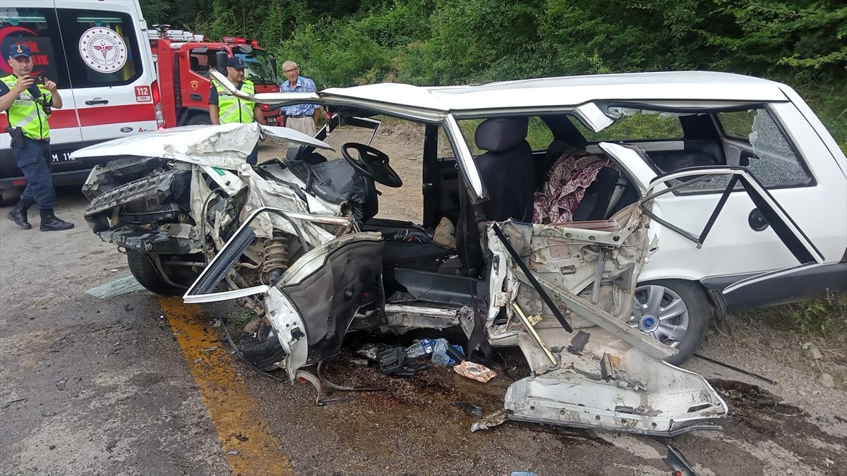 Karabük’te tırla çarpışan otomobildeki 1 kişi öldü, 2 kişi ağır yaralandı