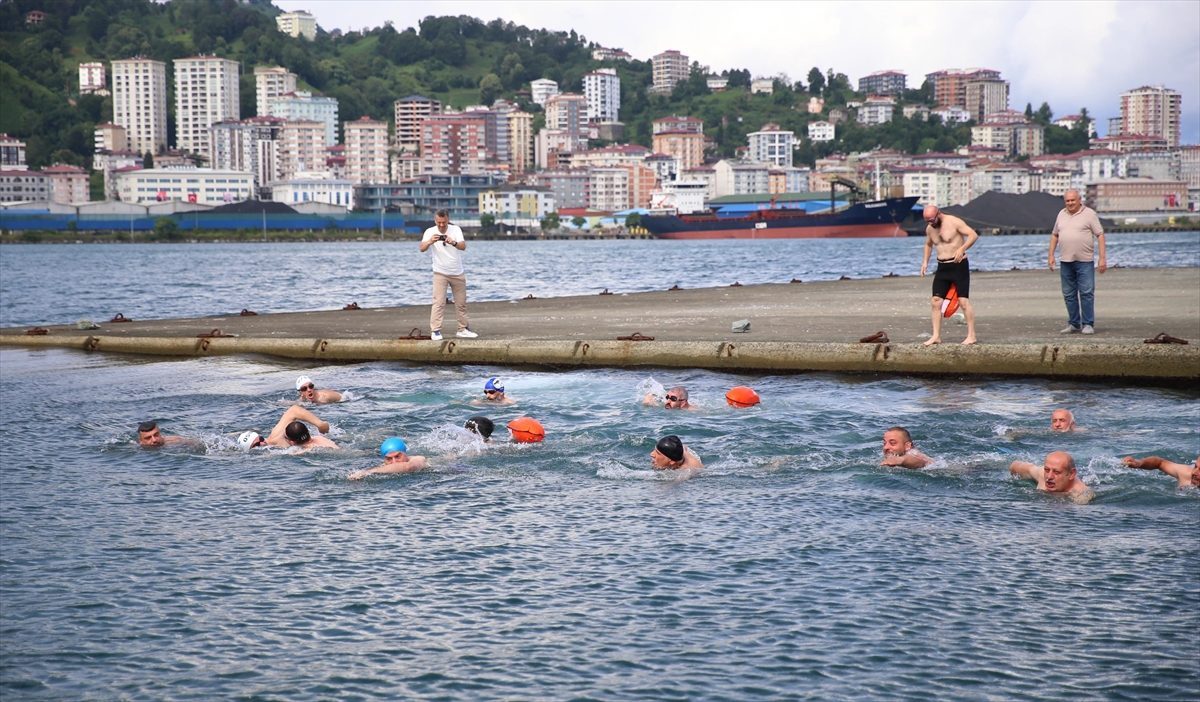 Karadeniz’de 15 Temmuz şehitleri için kulaç attılar