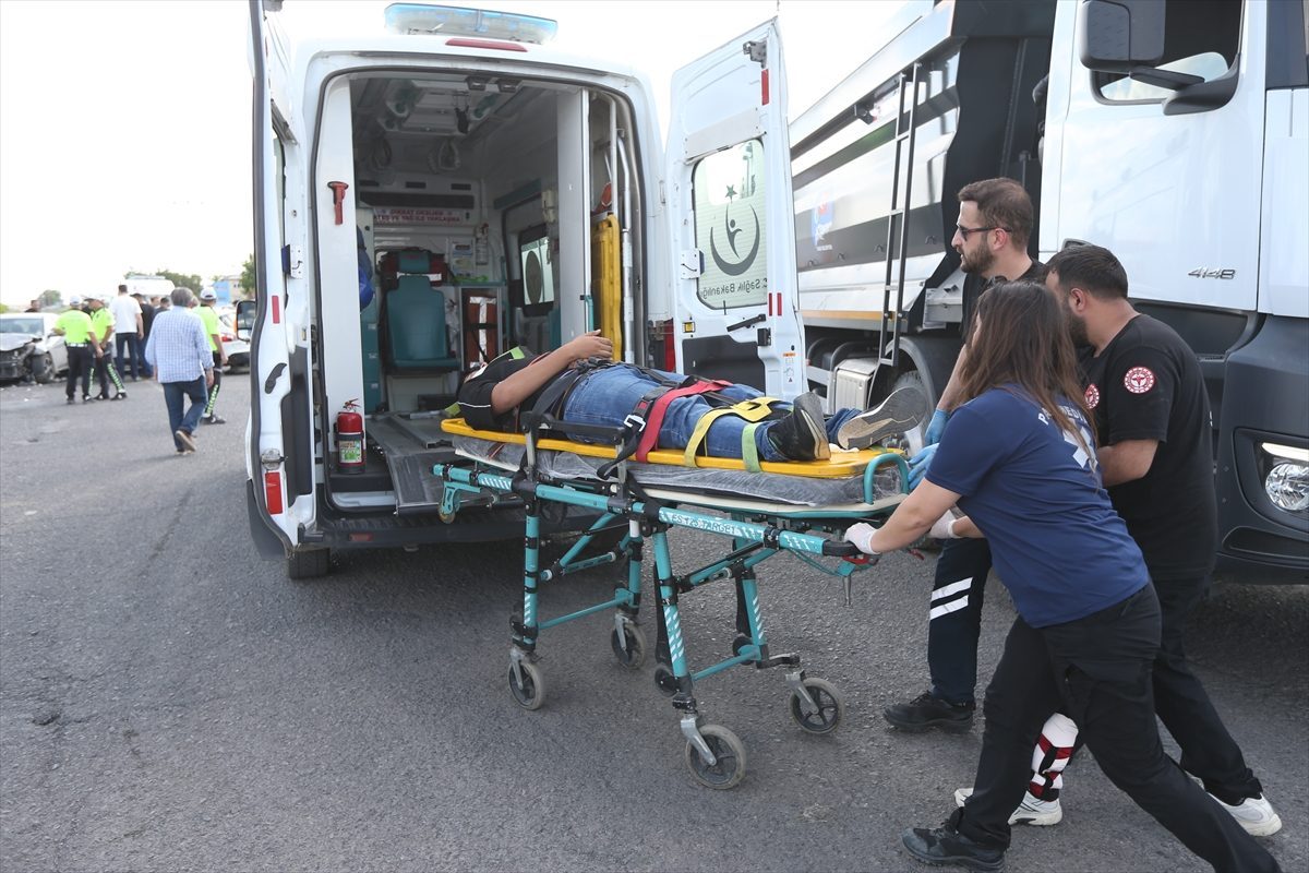 Kars’ta 3 aracın karıştığı kazada 8 kişi yaralandı