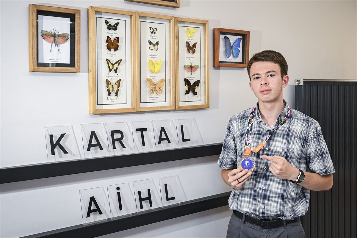 Kartal Anadolu İmam Hatip Lisesi öğrencisi, uluslararası matematik yarışmasından altın madalyayla döndü