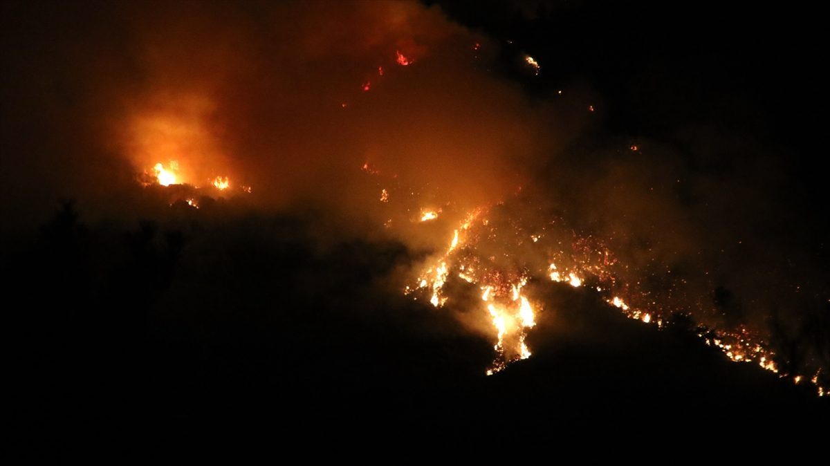 GÜNCELLEME 2 – Kaş’taki orman yangınına ekiplerin karadan müdahalesi akşam saatlerinde de sürüyor