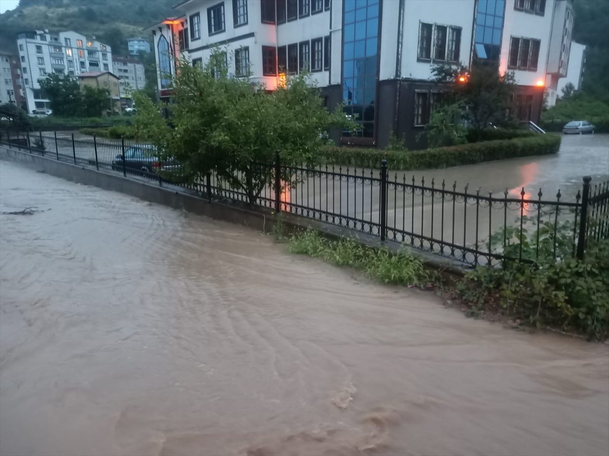 Kastamonu’da sağanak su baskınlarına yol açtı