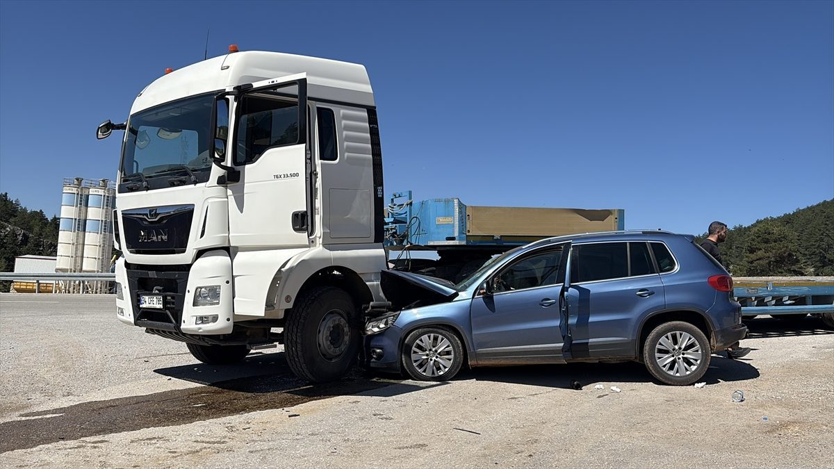 Kastamonu’da tır ile otomobilin çarpıştığı kazada 4 kişi yaralandı