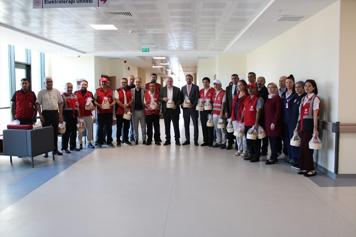 Kastamonu’da vakfın hayır şartı kapsamında hastalara meyve ikram edildi