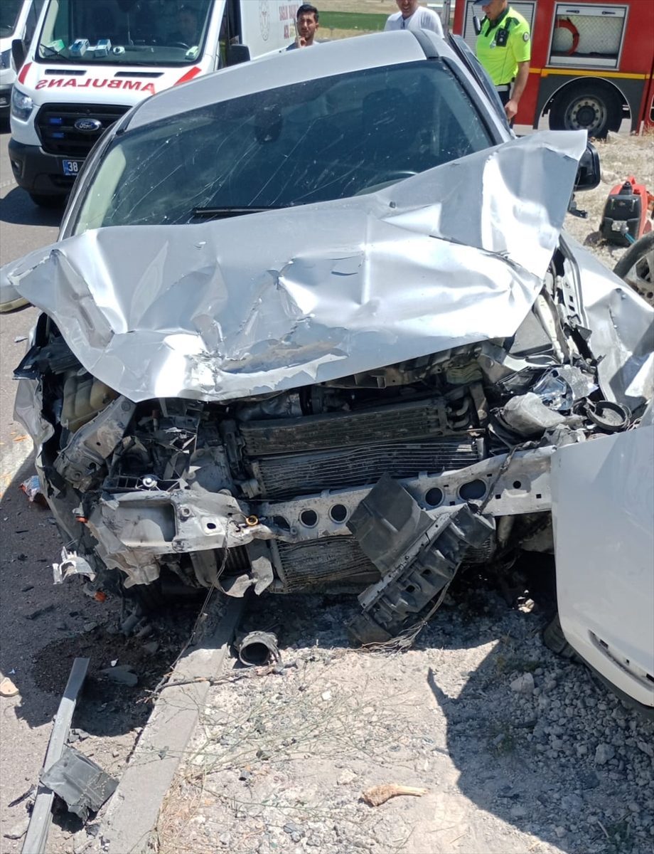 Kayseri’de 2 otomobilin çarpışması sonucu 2 kişi öldü, 9 kişi yaralandı