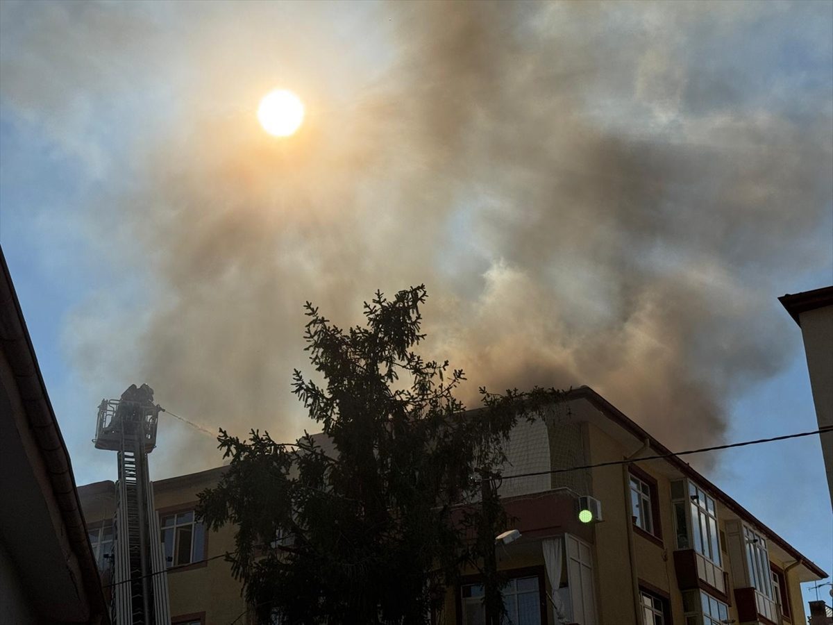 Kayseri’de apartmanın çatısında çıkan yangın hasara neden oldu