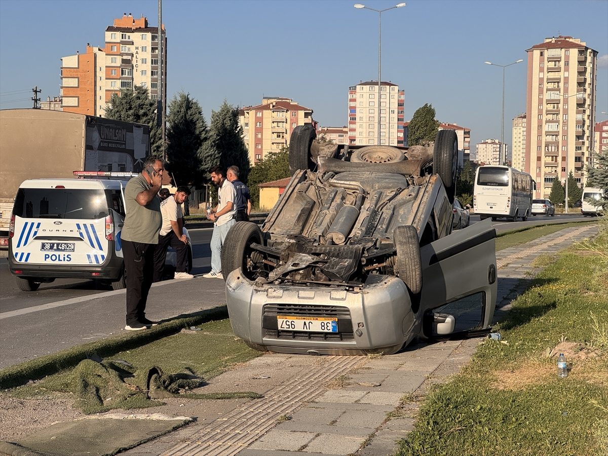 Kayseri’de hafif ticari aracın devrildiği kazada anne ve oğlu yaralandı