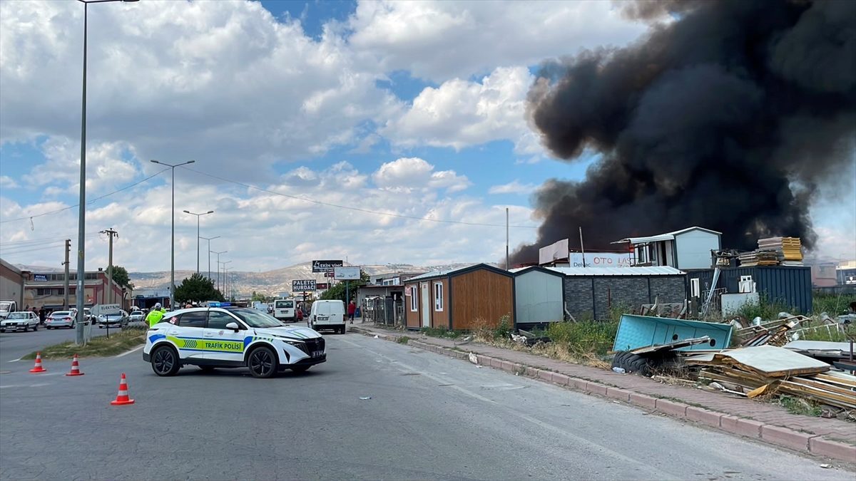 Kayseri’de hurdalıkta çıkan yangına ekipler müdahale ediyor