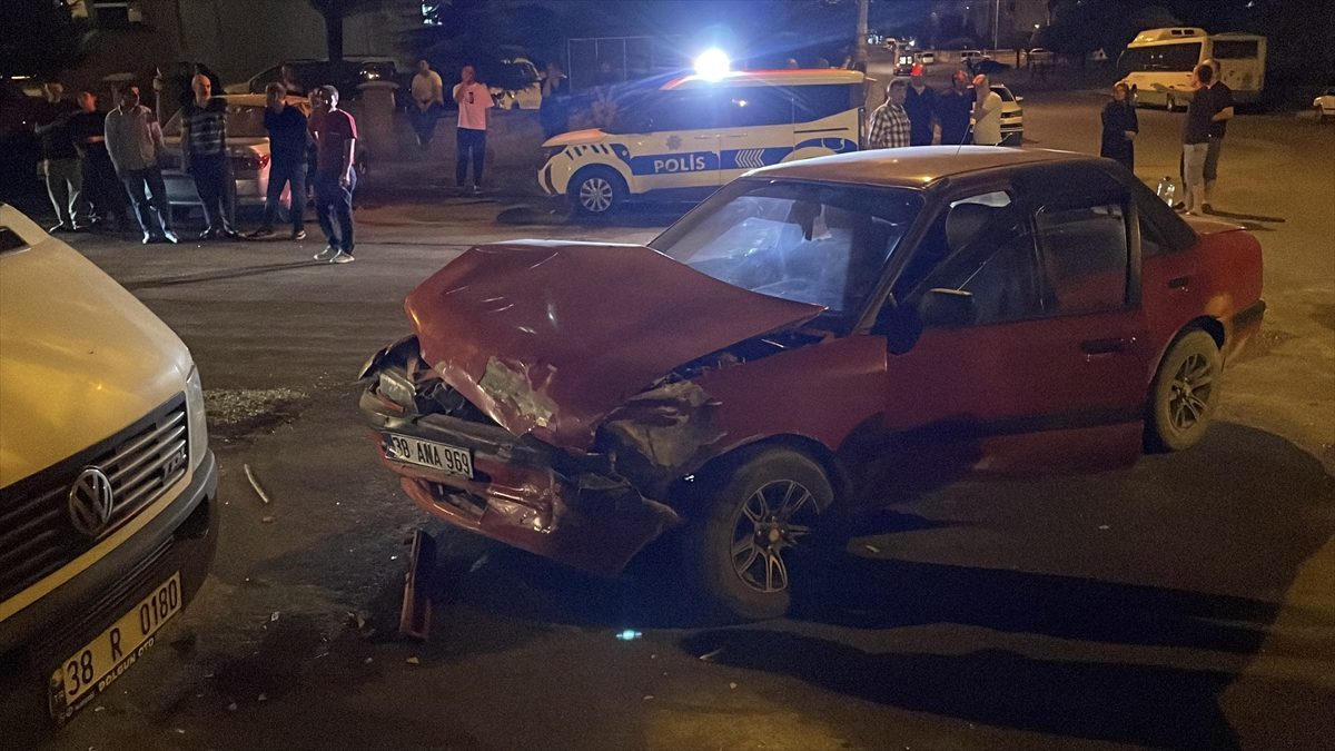 Kayseri’de otomobil ile hafif ticari aracın çarpıştığı kazada 3 kişi yaralandı