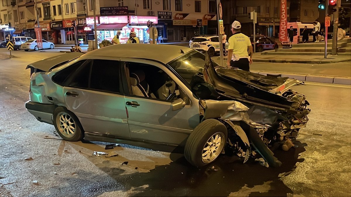 Kayseri’de polis aracının karıştığı kazada 2’si bekçi 3 kişi yaralandı