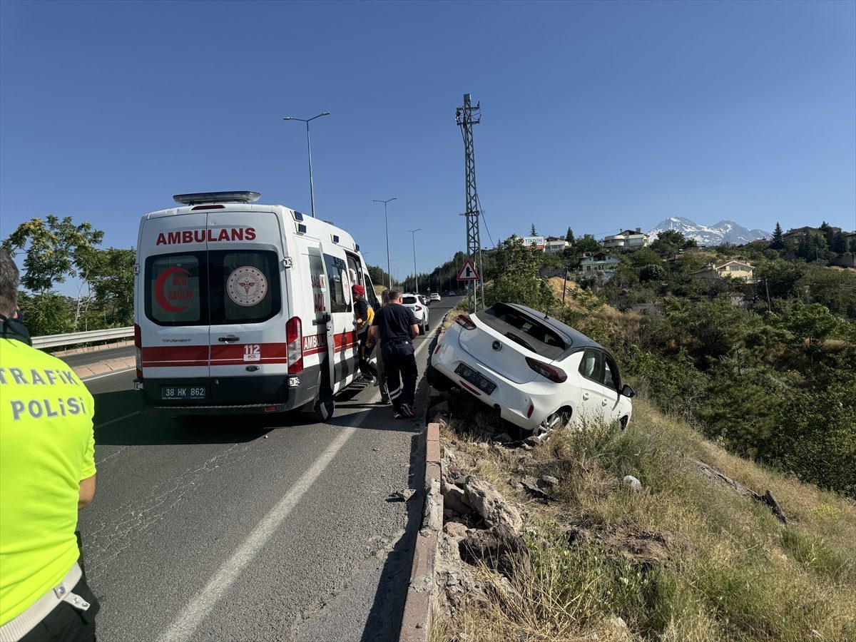 Kayseri’de şarampolde askıda kalan otomobilin sürücüsü yaralandı