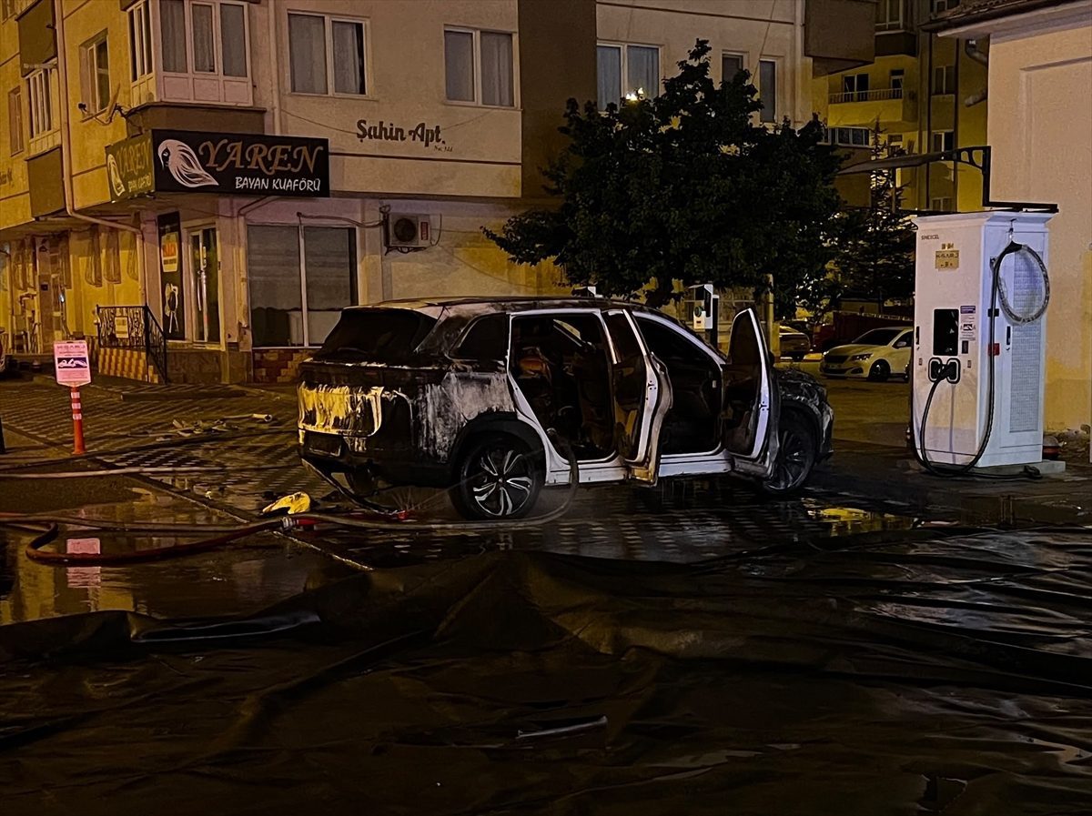 Kayseri’de şarj istasyonunda elektrikli otomobil yandı