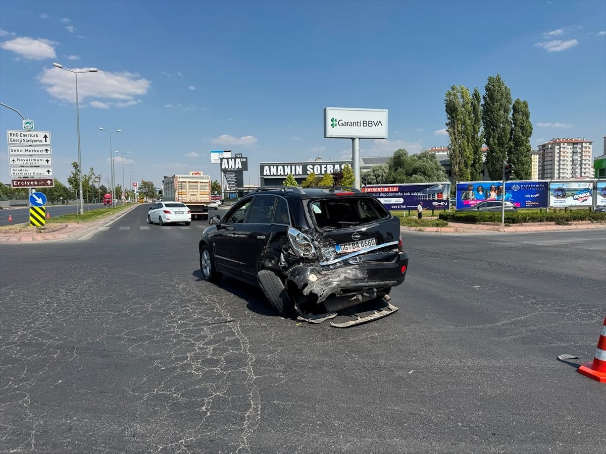 Kayseri’de yolcu minibüsü ile otomobilin çarpıştığı kazada 8 kişi yaralandı