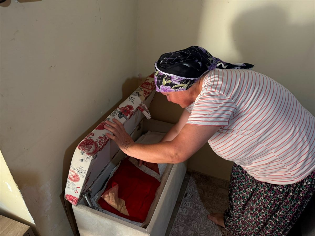 Kıbrıs Barış Harekatı’nda Mehmetçiğin kullandığı Türk bayrağını sandığında 36 yıldır saklıyor