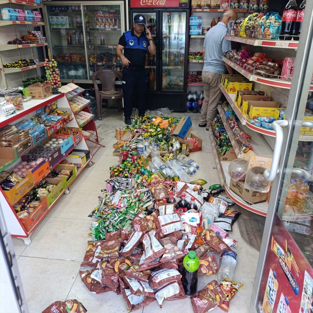 Kilis’te bir markette tespit edilen son tüketim tarihi geçmiş ürünler imha edildi