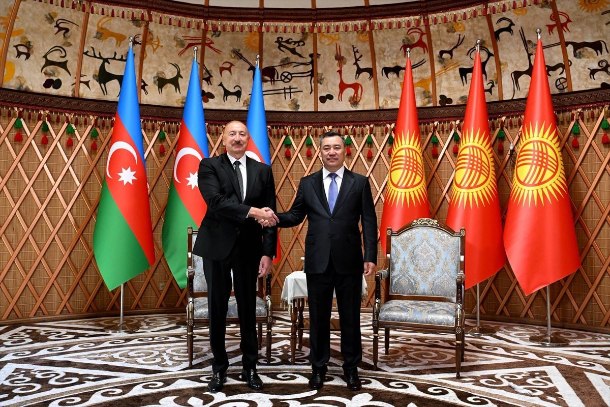 Kırgızistan Cumhurbaşkanı Caparov, Azerbaycan Cumhurbaşkanı Aliyev ile Issık Göl’de bir araya geldi