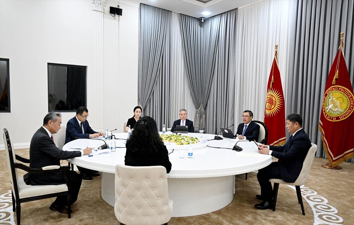 Kırgızistan Cumhurbaşkanı Caparov, yabancı şirketlerin ülke yasalarına uymasını istedi: