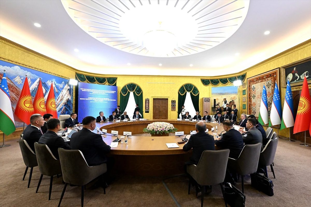 Kırgızistan Cumhurbaşkanı Caparov, Özbekistan Cumhurbaşkanı Mirziyoyev ile Issık Göl’de bir araya geldi