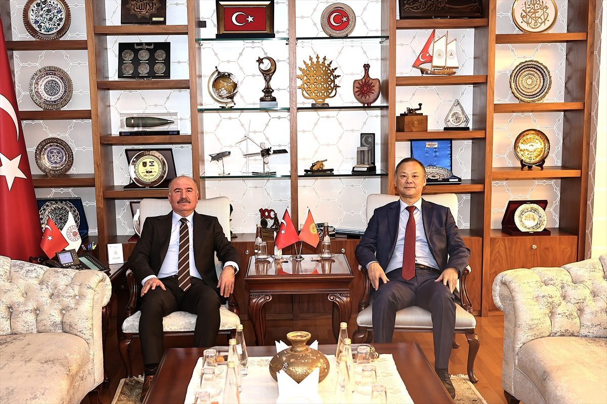 Kırgızistan’ın Ankara Büyükelçisi Kazakbaev, Çorum Valisi Çalgan’ı ziyaret etti