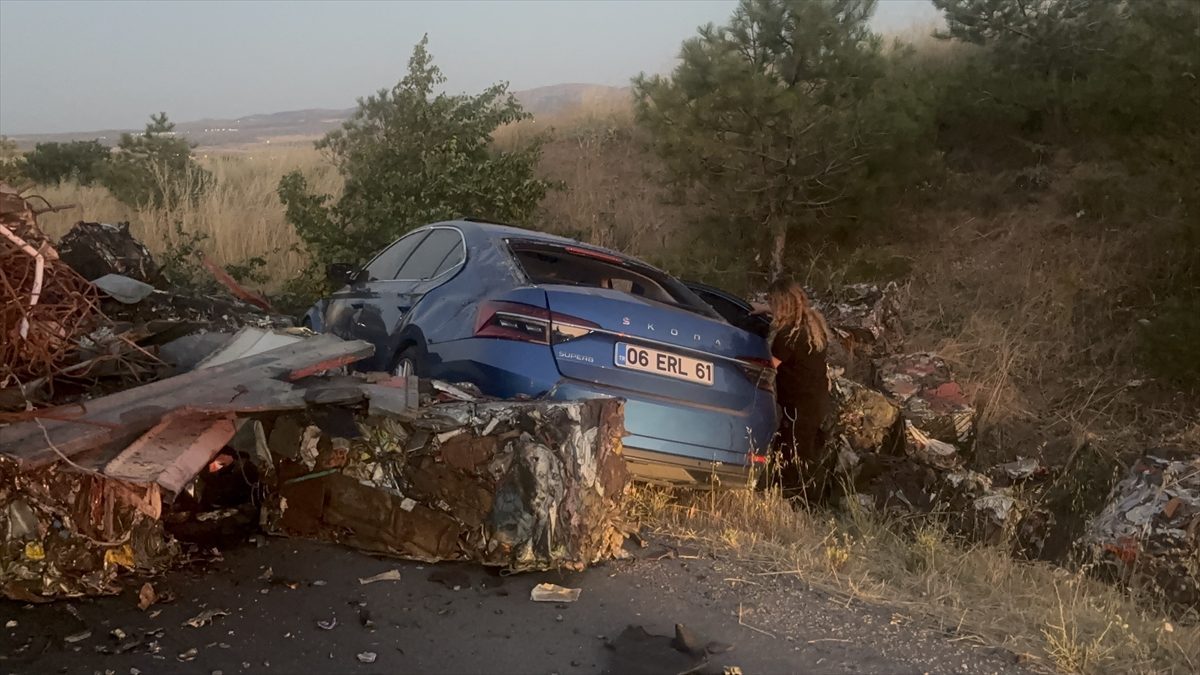 Kırıkkale’de devrilen hurda yüklü tırın sürücüsü yaralandı