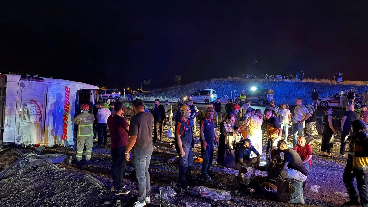 Kırıkkale’de devrilen yolcu otobüsündeki 10 kişi yaralandı