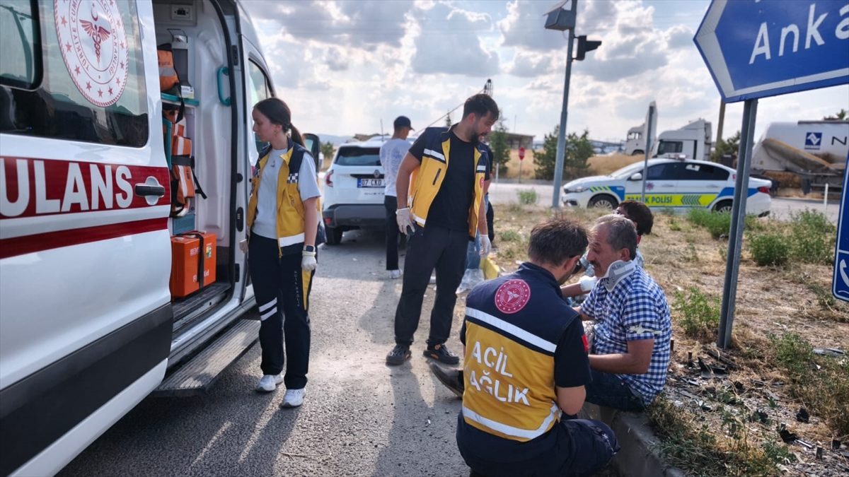Kırıkkale’de iki otomobilin çarpıştığı kazada 6 kişi yaralandı