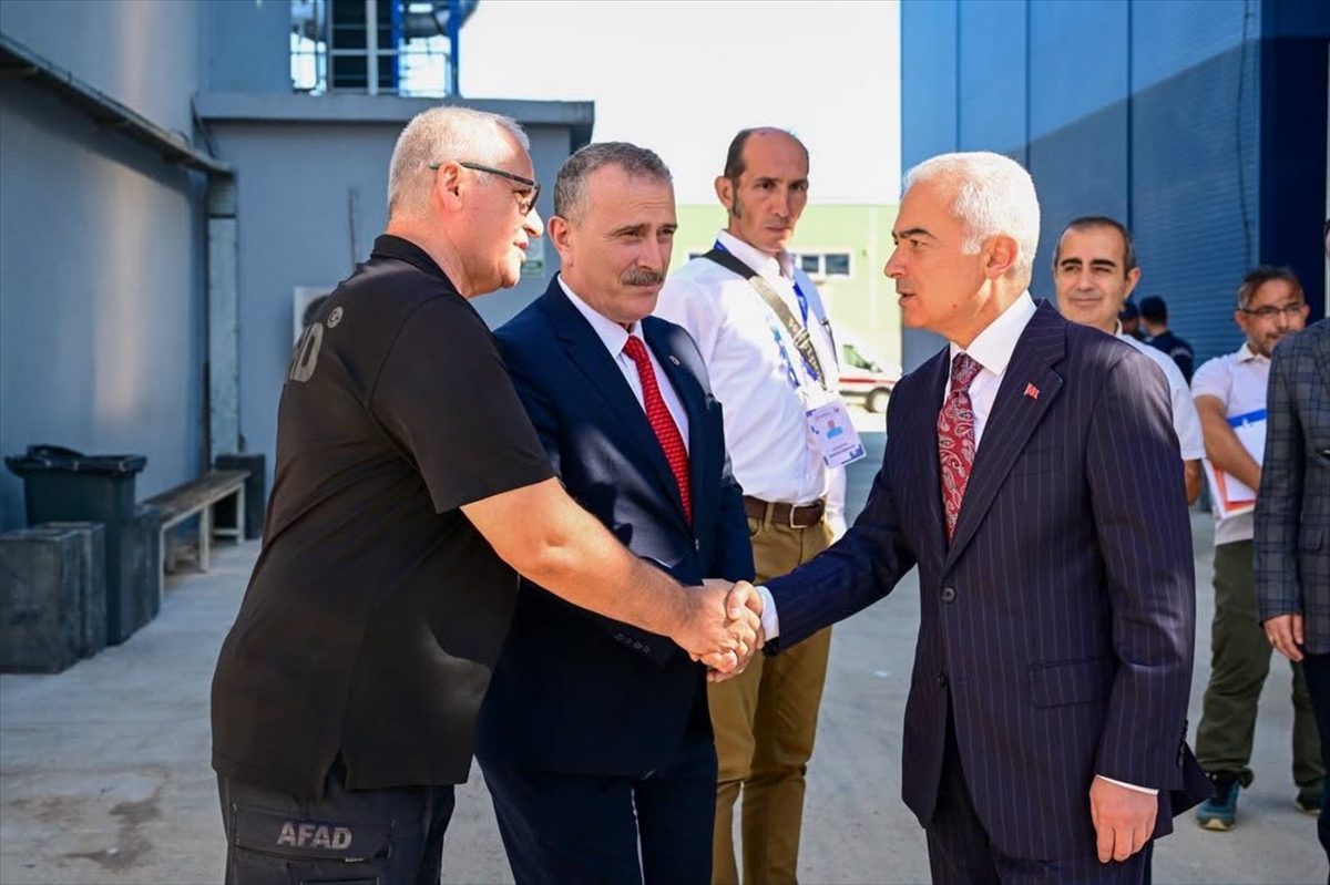 Kırklareli Valisi Turan, patlamanın meydana geldiği fabrikada incelemede bulundu