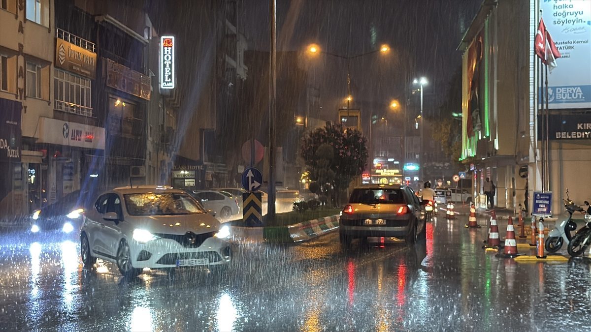 Kırklareli’nde gök gürültülü sağanak etkili oldu
