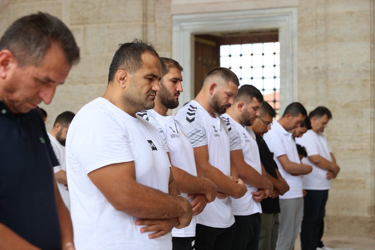 Kırkpınar pehlivanları er meydanı öncesi Selimiye Camisi’nde cuma namazı için saf tuttu