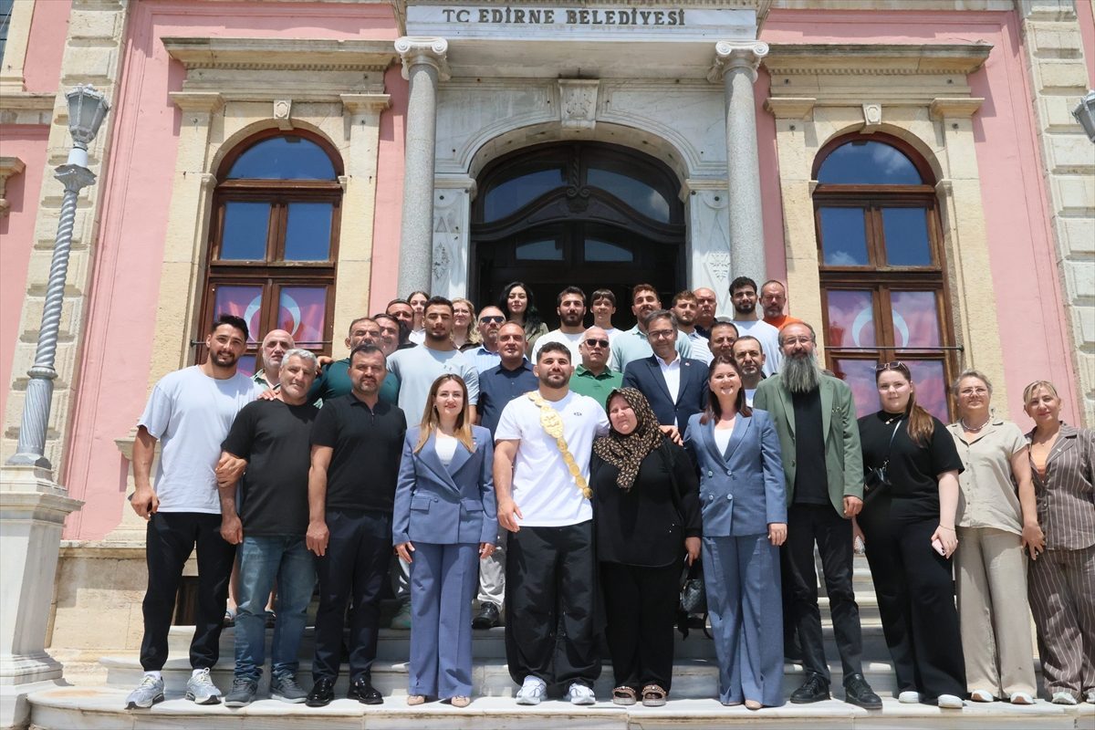 Kırkpınar’da başpehlivan olan Taş, çocukluk hayalini gerçekleştirmenin mutluluğunu yaşıyor